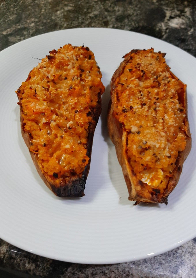 Una foto de Boniatos rellenos de quinoa y queso de cabra