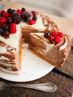 Una foto de Tarta tres chocolates marmolada 🍫
