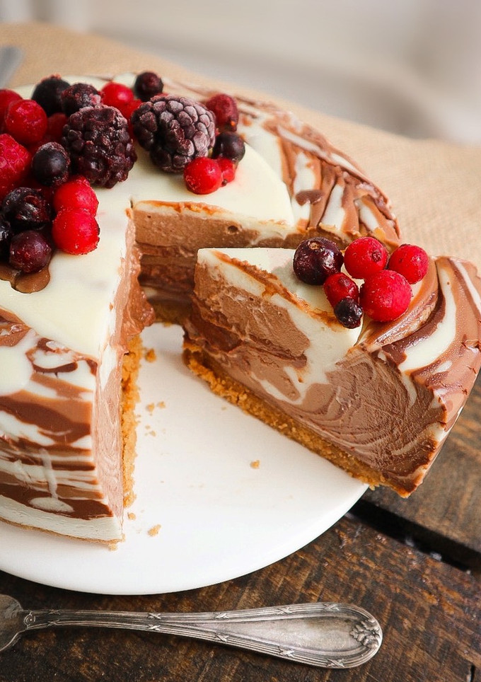 Una foto de Tarta tres chocolates marmolada 🍫