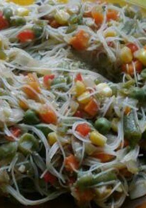 Una foto de Fideos de arroz con verduras