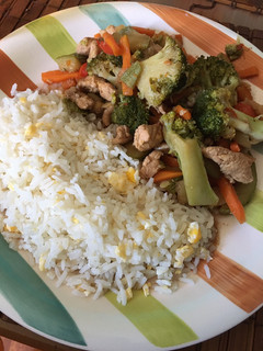 Una foto de Verdura salteada con Pollo y Arroz🥕🥦🍲