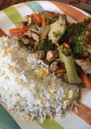 Una foto de Verdura salteada con Pollo y Arroz🥕🥦🍲