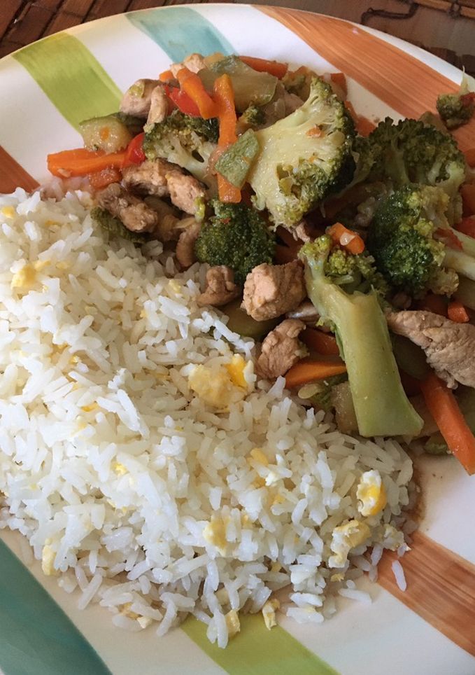 Una foto de Verdura salteada con Pollo y Arroz🥕🥦🍲