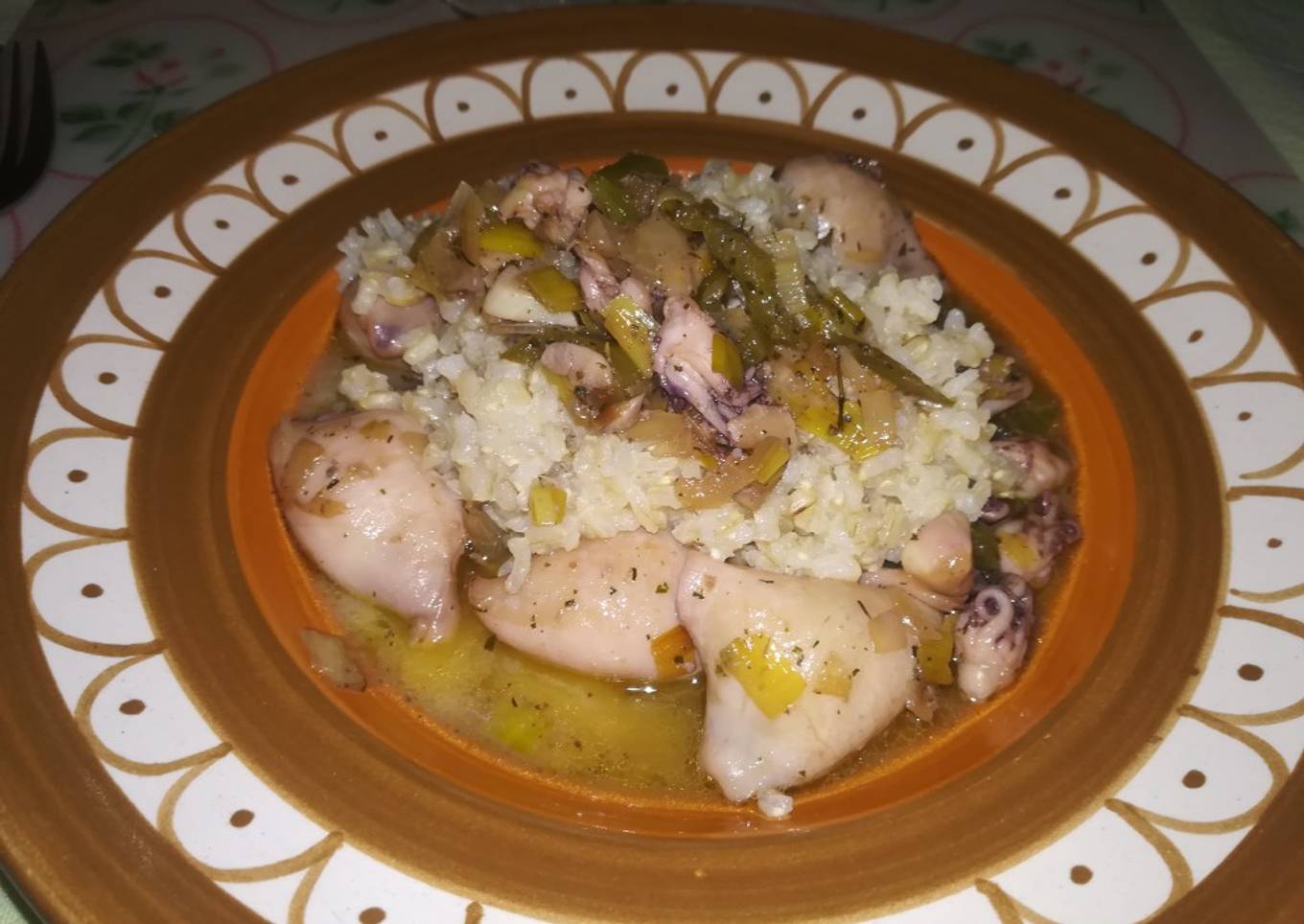 Chipirones encebollados con arroz integral