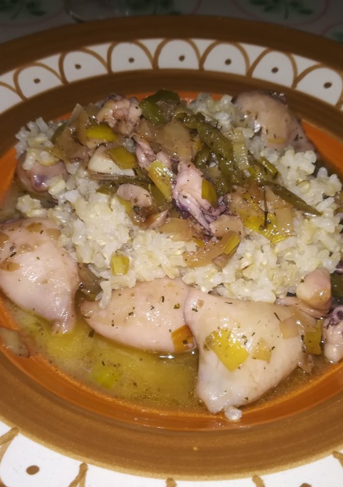 Una foto de Chipirones encebollados con arroz integral