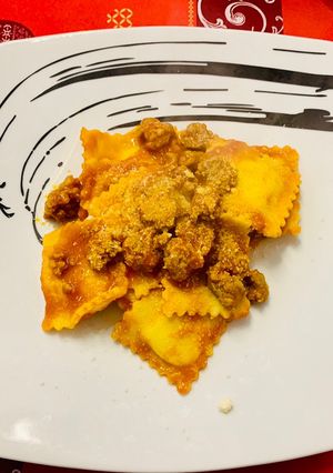 Foto di Ravioli ripieni di piacentino ennese con ragù di salsiccia
