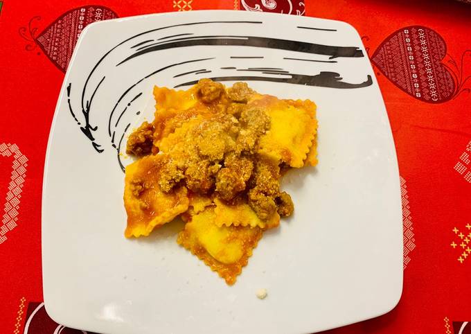 Ravioli ripieni di piacentino ennese con ragù di salsiccia