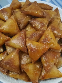Una foto de Briwat sin freír de cacahuetes/ dulces marroquíes para ramadán