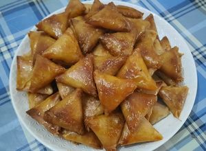 Una foto de Briwat sin freír de cacahuetes/ dulces marroquíes para ramadán