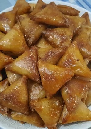 Una foto de Briwat sin freír de cacahuetes/ dulces marroquíes para ramadán