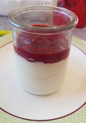 Une photo de Panacotta lait de coco et coulis de framboises