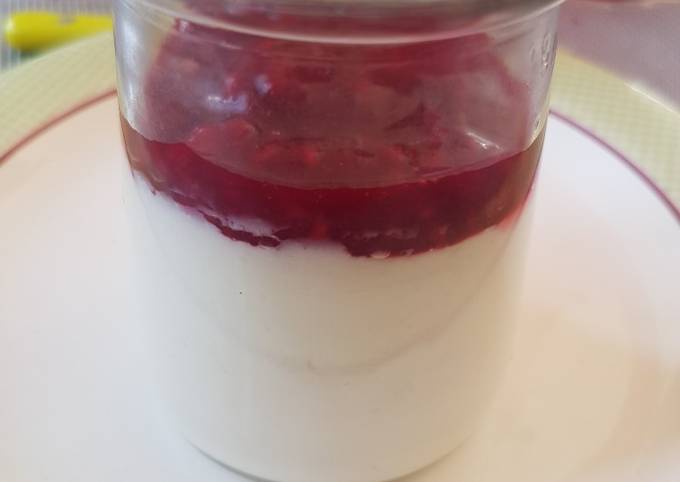 Panacotta lait de coco et coulis de framboises