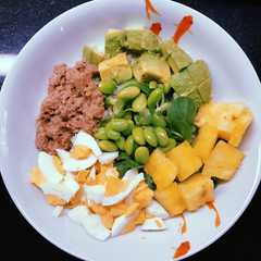 Una foto de Ensalada de Arroz con Atún, Huevo, Piña, Edamame, Aguacate y Canónigos