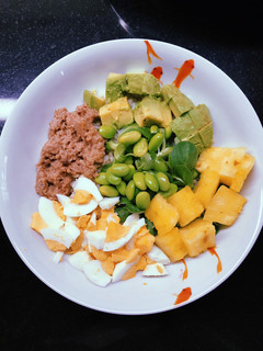 Una foto de Ensalada de Arroz con Atún, Huevo, Piña, Edamame, Aguacate y Canónigos
