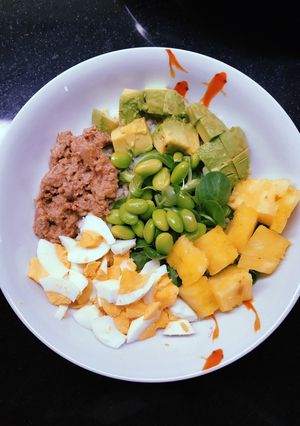 Una foto de Ensalada de Arroz con Atún, Huevo, Piña, Edamame, Aguacate y Canónigos