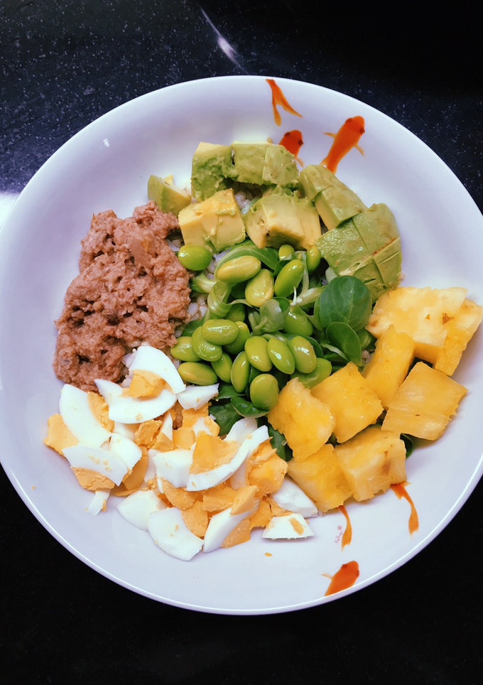 Una foto de Ensalada de Arroz con Atún, Huevo, Piña, Edamame, Aguacate y Canónigos