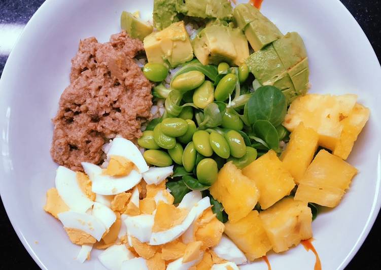 Ensalada de Arroz con Atún, Huevo, Piña, Edamame, Aguacate y Canónigos