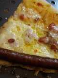 Pizza, masa casera con chorizo ahumado