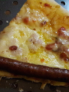 Una foto de Pizza, masa casera con chorizo ahumado