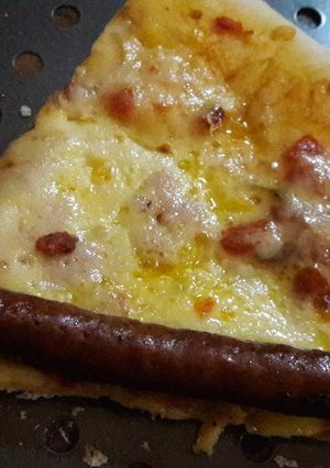 Una foto de Pizza, masa casera con chorizo ahumado