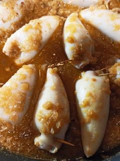 Una foto de Calamares rellenos de calamar y gambas 🦑🦐
