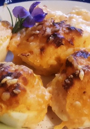 Una foto de Huevos gratinados rellenos de atún con salsa bechamel de tomate