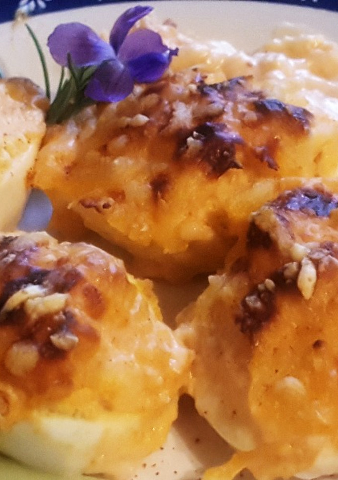Una foto de Huevos gratinados rellenos de atún con salsa bechamel de tomate