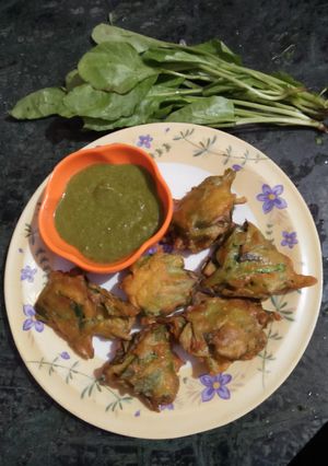 A picture of Crispy palak folded Frankie.