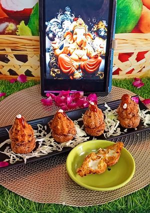 क्रिस्पी साबूदाना पोहा चीसी मोदक(CRISPY SABUDANA POHA CHEESE MODAK RECIPE IN HINDI) रेसिपी मुख्य फोटो