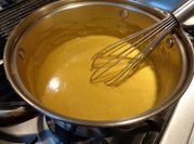 Una foto de salsa curry y leche de coco