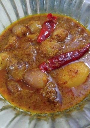 साबुत छोटे प्याज और आलू की सब्जी (Sabut chote pyaaz aur aloo ki sabji recipe in hindi) रेसिपी मुख्य फोटो