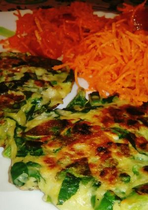 Una foto de Torrejas de espinaca, con ensalada de zanahoria y tomate 🍅 💚💛