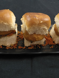 वड़ा पाव (Vada pav recipe in Hindi) रेसिपी मुख्य फोटो