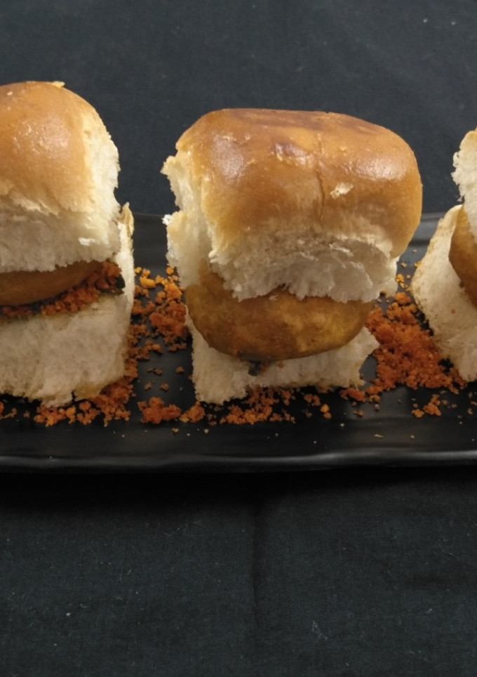 वड़ा पाव (Vada pav recipe in Hindi) रेसिपी मुख्य फोटो