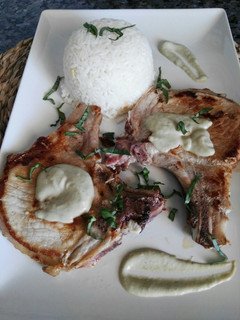 Una foto de Chuletas de cerdo con salsa de champiñón y albahaca