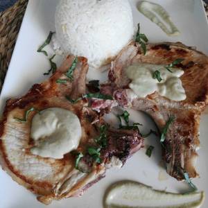 Chuletas de cerdo con salsa de champiñón y albahaca