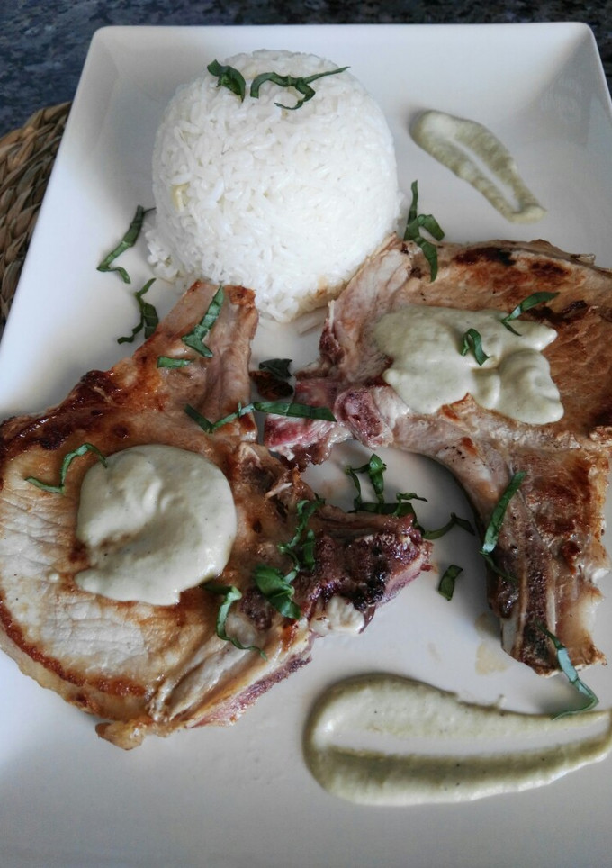 Una foto de Chuletas de cerdo con salsa de champiñón y albahaca