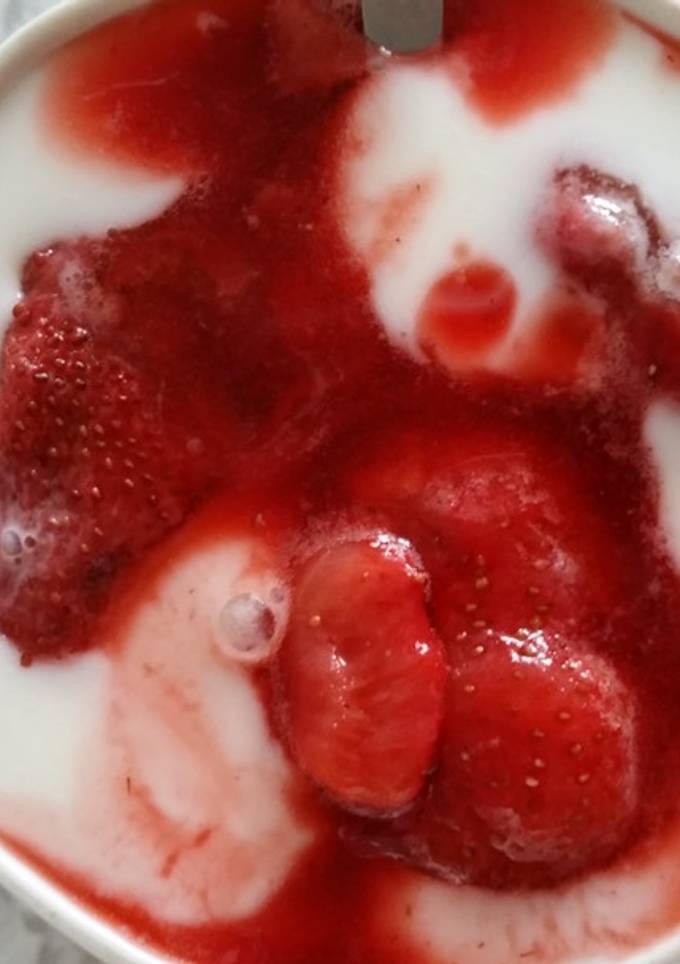 Йогурт с мороженой клубникой