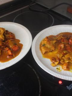 Una foto de Contramuslos de pollo con almendras y cherrys