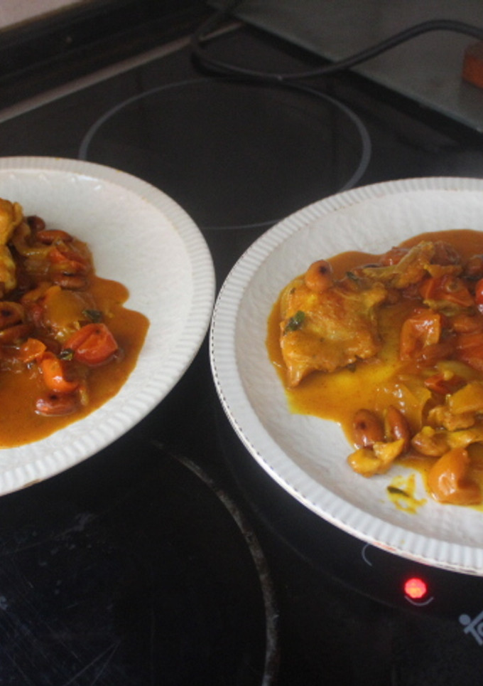 Una foto de Contramuslos de pollo con almendras y cherrys