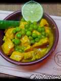 Pollo con yogurt, curry e piselli