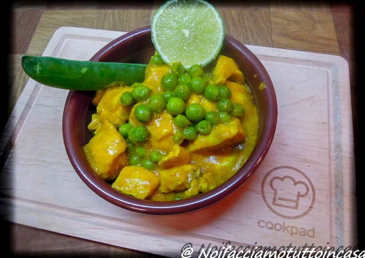 Recipe of Homemade Pollo con yogurt, curry e piselli