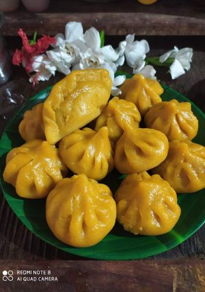 आंब्याच्या रसातील मोदक (ambyachya rasatil modak recipe in marathi) रेसिपी चे मुख्य फोटो 