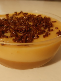 Una foto de Postre de caramel y chocolate