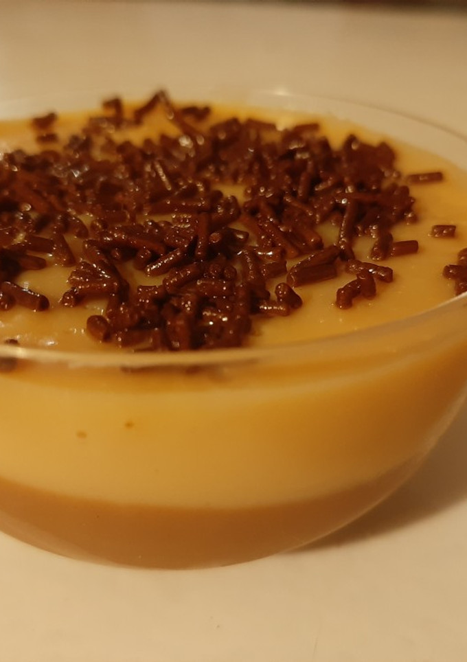 Una foto de Postre de caramel y chocolate