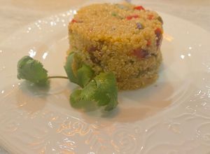 Una foto de Quinoa con pimentón verde, rojo y tomates deshidratados #Stilepiretta