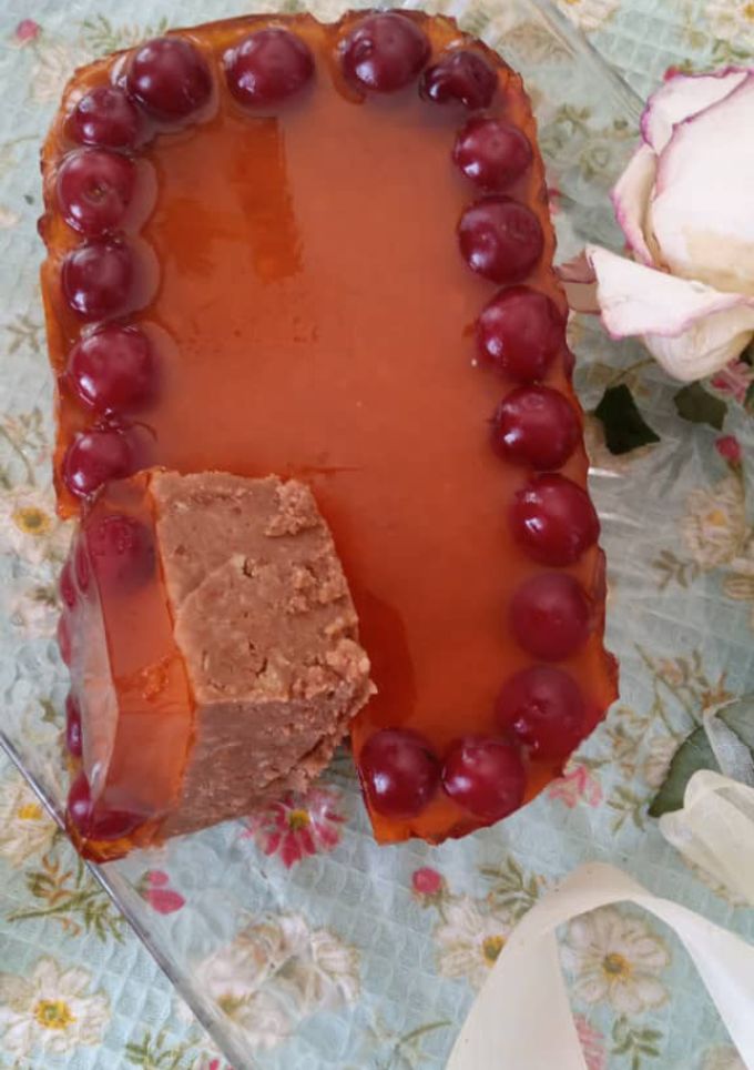 عکسی از دستور کیک یخچالی ژله ای با بیسکوییت ساقه طلایی🍪🍩🍭