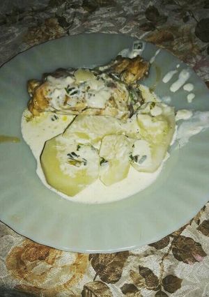 Una foto de Pollo al roquefort con papas