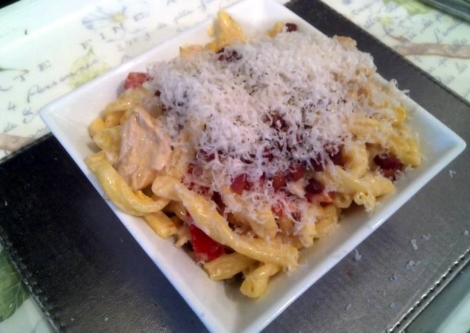 Turkey with pointed peppers, creme fraiche and pasta.