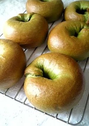 A picture of Fluffy & Chewy Soft Spinach Bagels.